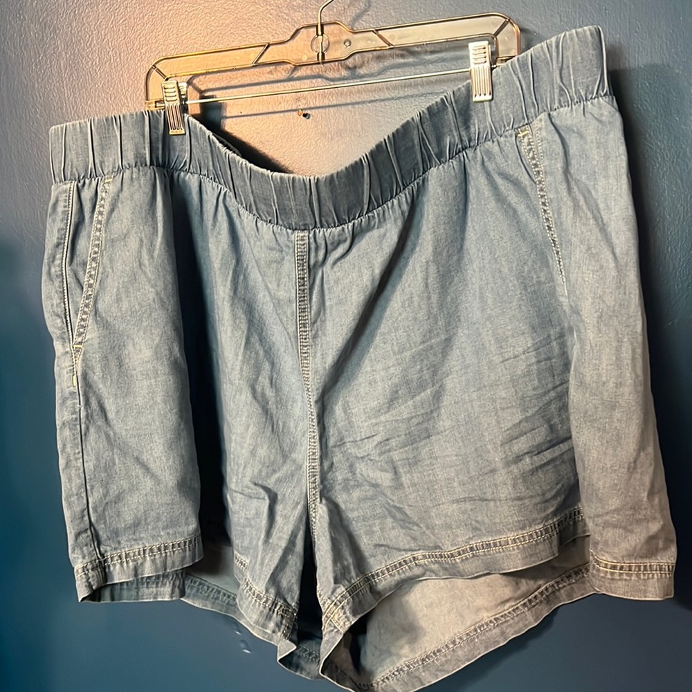 Torrid plus size pull on denim chambray jean shorts size 4 NEW